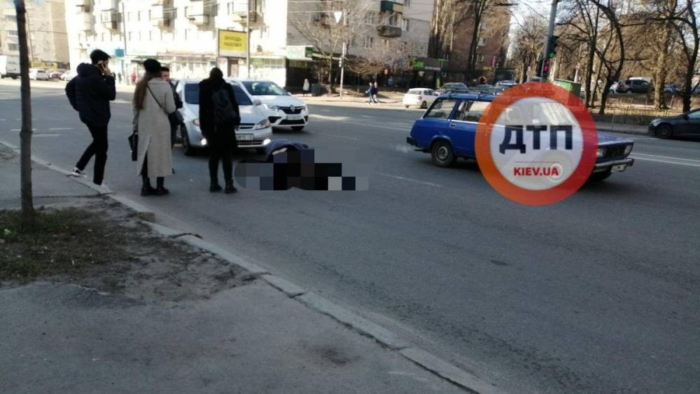 В Киеве таксист сбил молодую девушку, она в тяжелом состоянии: фото