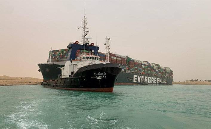 Al Arabiya (ОАЭ): попытки спустить судно на воду продолжаются... Убытки в размере 400 миллионов долларов в час от блокировки Суэцкого канала