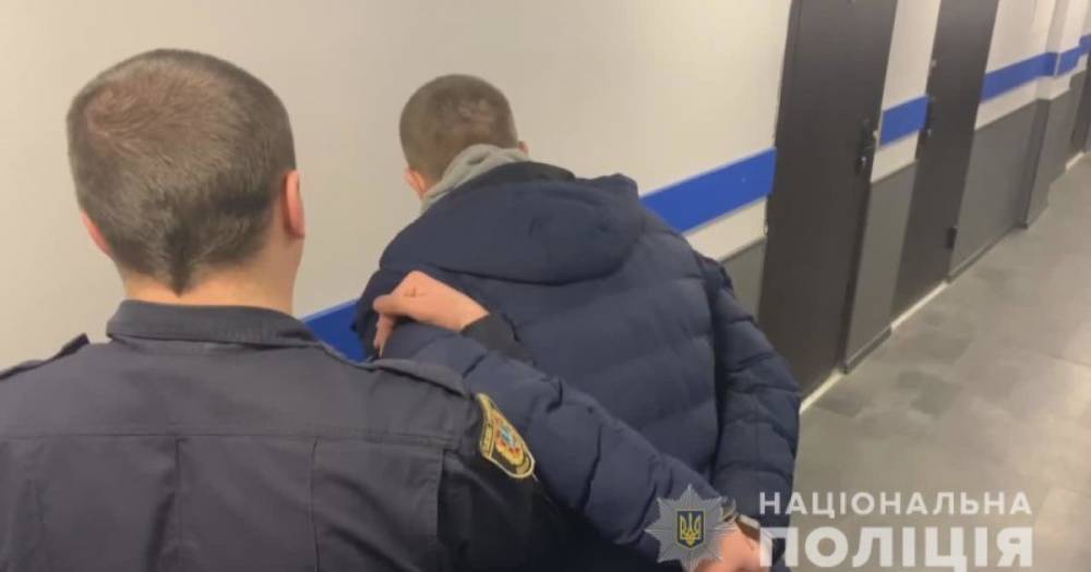 Надел маску, достал нож и вежливо попросил деньги: в Одессе задержали мужчину за разбойное нападение (видео)