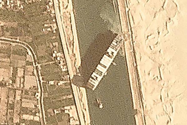 Турция вызвалась помочь Египту с устранением пробки в Суэцком канале