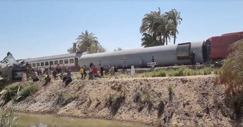 При столкновении поездов в Египте погибли 32 человека, 66 ранены (видео)