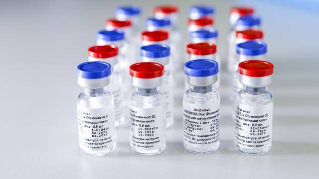 Гинцбург заявил о единичных случаях заражения после вакцинации "Спутником V"
