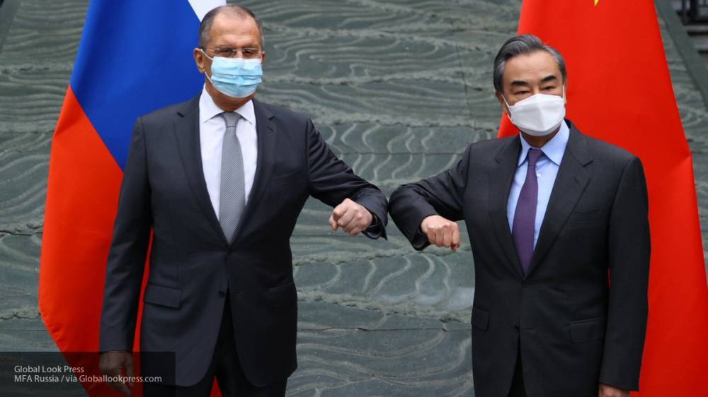 Французы объяснили неожиданную улыбку Лаврова на переговорах в Китае