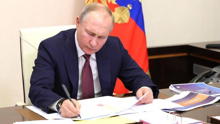 Путин и сотрудники Кремля подготовят декларации о доходах к 1 апреля