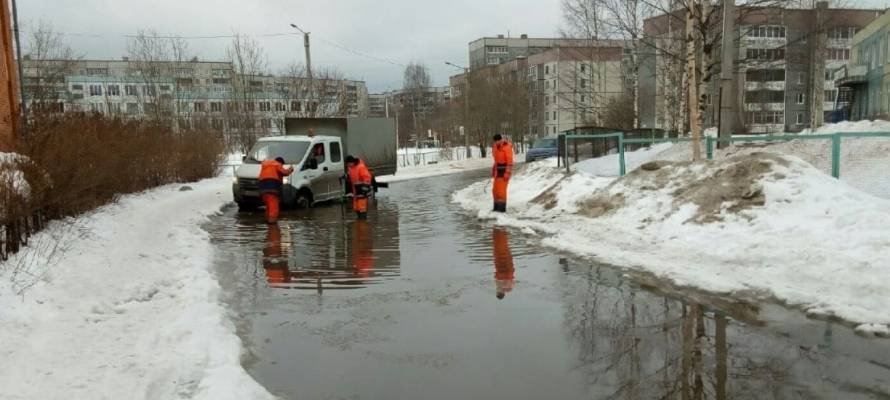 Коммунальщики ликвидируют потопы на дорогах и тротуарах Петрозаводска (ФОТО)