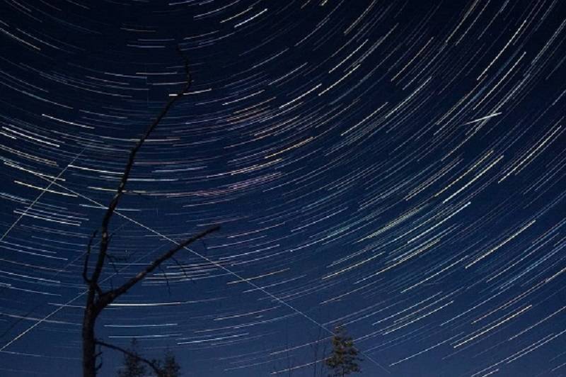 Фото: звезды водят разноцветные хороводы по ночам над озером Волоярви