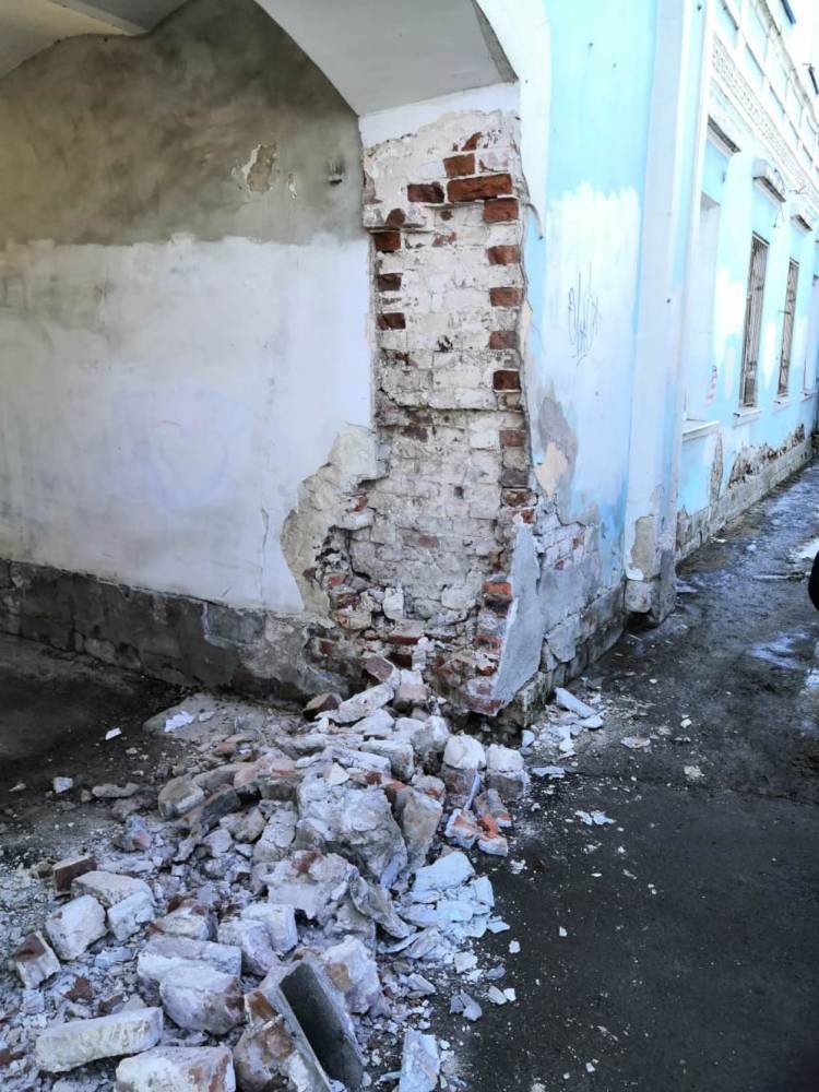 В Твери на набережной Степана Разина обвалилась часть арки — ее восстановят