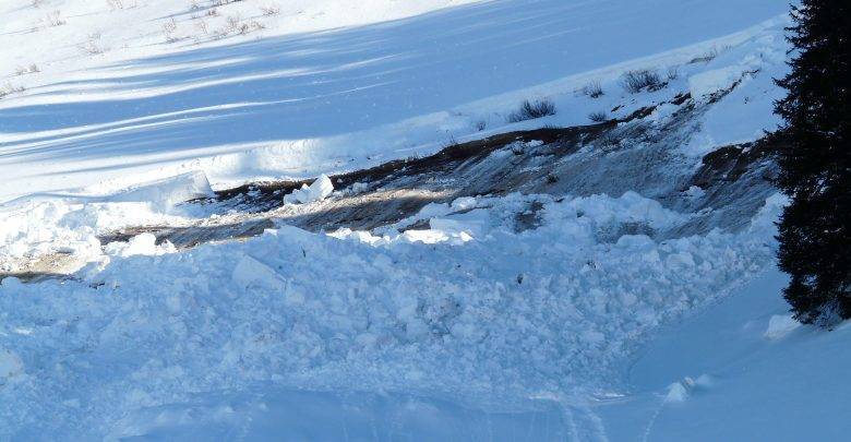 Снежная лавина заблокировала дорогу в три села в Дагестане