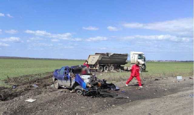 Смертельное ДТП под Николаевом: грузовик столкнулся с такси, погибли три человека
