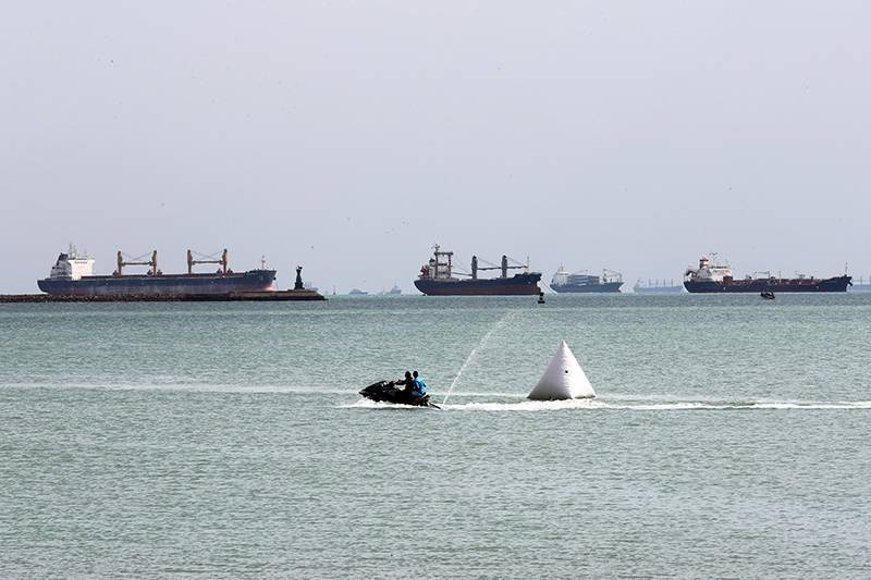 Более 300 судов не могут войти в Суэцкий канал из-за застрявшего сухогруза