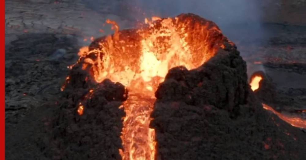 Фотограф сжег дрон в жерле вулкана, чтобы снять извержение