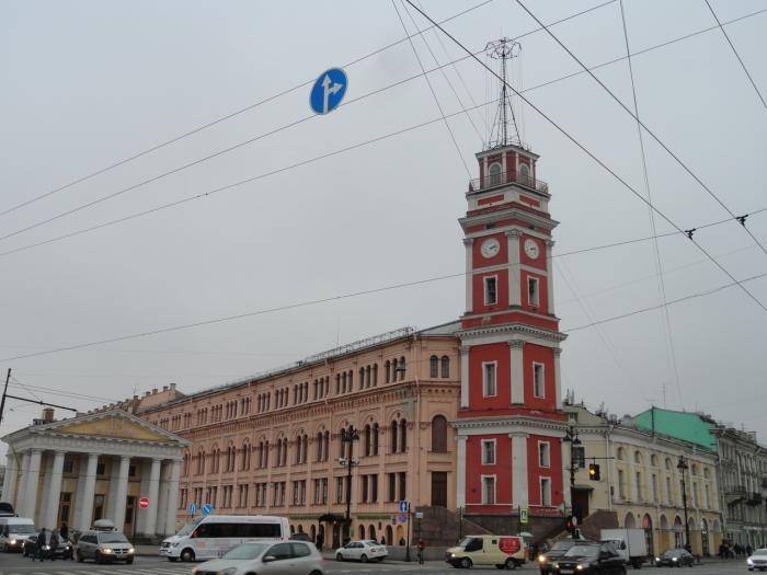 В Петербурге починили часовой механизм на Думской башне