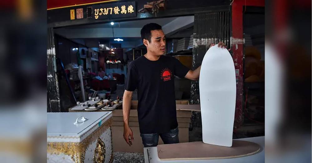 На радость детям: гробовщик из Таиланда превращает гробы в скейтборды