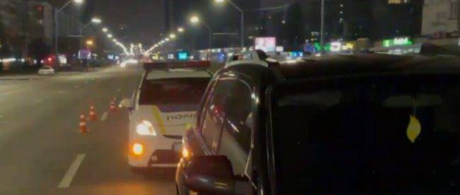 В Киеве пьяный горе-самоубийца бросился под авто: видео