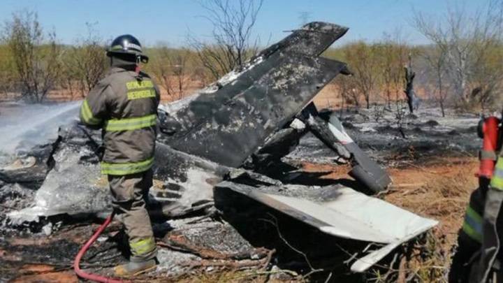 Шесть человек погибли в результате крушения самолета, врезавшегося в ЛЭП