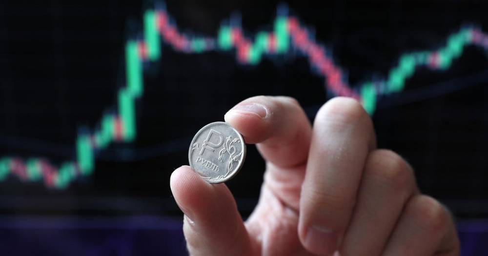 Финансист пояснил, как падение курса рубля отразится на россиянах