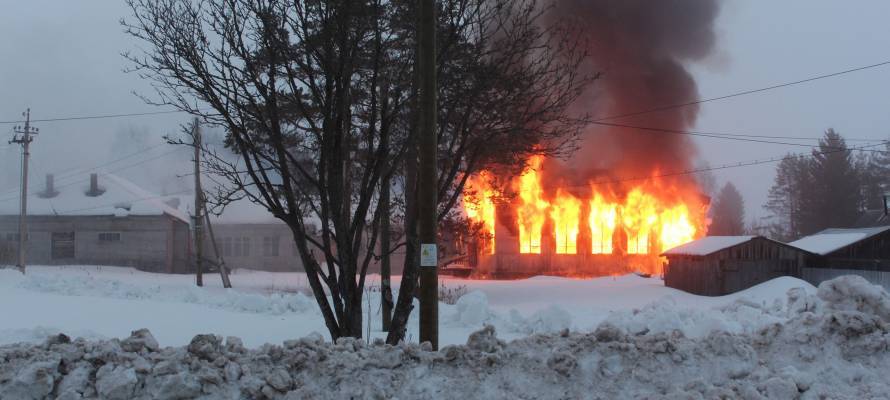 Старая школа сгорела в поселке Карелии (ФОТО)