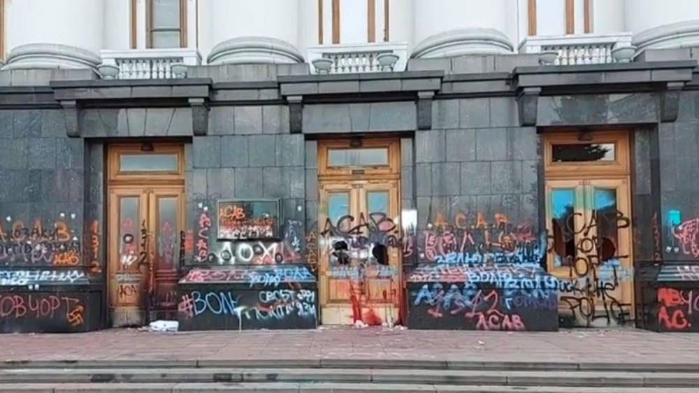 Художественная галерея хочет выкупить разрисованные двери из Офиса Президента