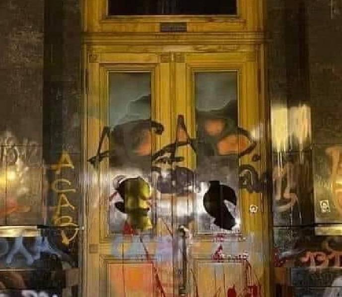 Разрисованные двери Офиса президента хотят купить