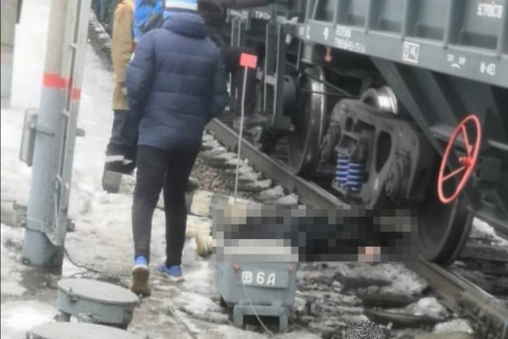 Под колесами поезда в Ленинском районе Новосибирска погибла женщина