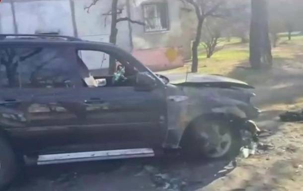 В Киеве сожгли парковавшийся на газоне внедорожник