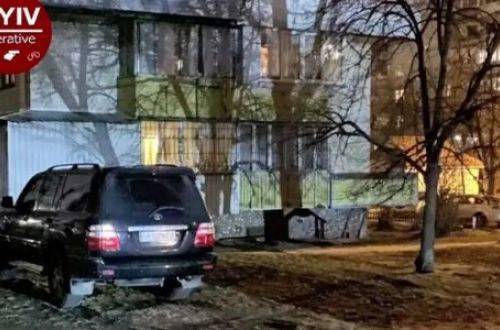 В Киеве сожгли джип, регулярно парковавшийся на газоне. ВИДЕО