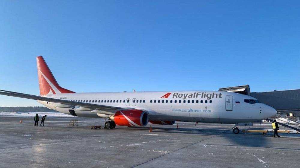 Пилоты не смогли посадить самолет в Петербурге из-за предмета на полосе