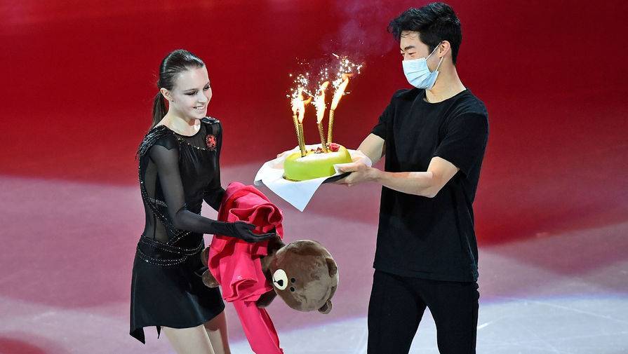 Нейтан Чен поздравил Анну Щербакову с днем рождения прямо на льду