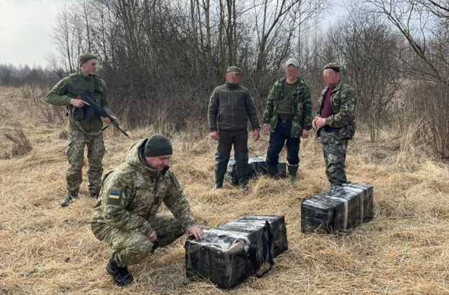 Біля кордону з Білоруссю затримали трьох контрабандистів з пакунками медикаментів