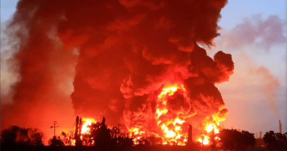 В Индонезии горит один из крупнейший в стране нефтеперерабатывающих заводов (фото, видео)