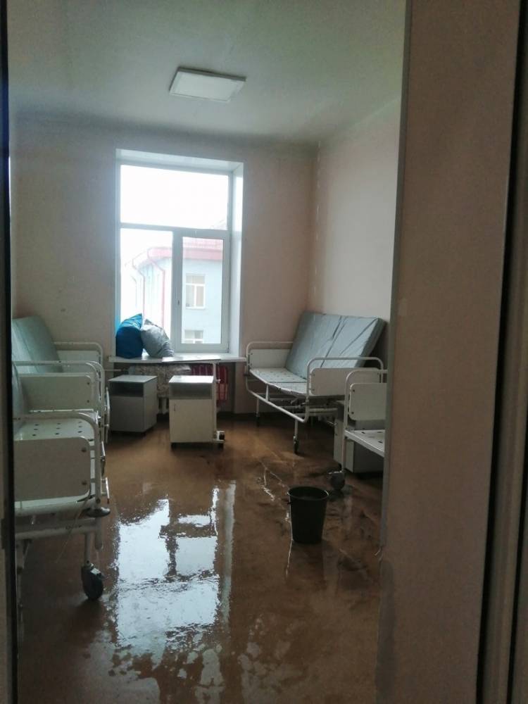 В Кургане в ковидной ГКБ № 2 — потоп: «Вода потоком лилась с потолка»