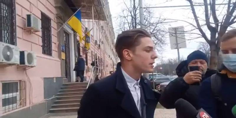 Суд назначил домашний арест Роману Ратушному, которого подозревают в хулиганстве во время протестов на Банковой 20 марта - ТЕЛЕГРАФ