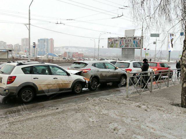 В центре Кемерова столкнулись четыре автомобиля