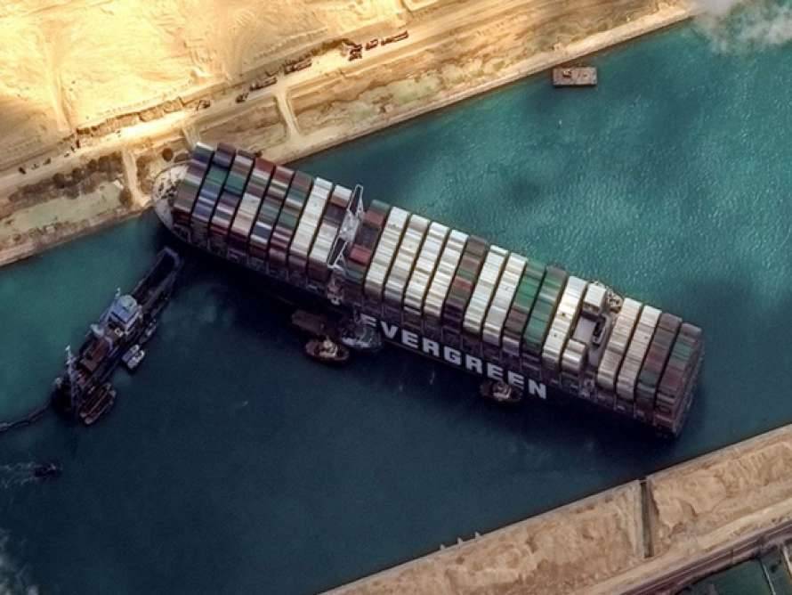 Поперек Суэцкого канала опять застряло снятое с мели судно (фото, видео)