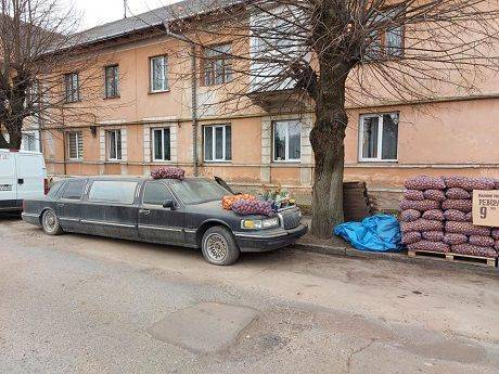 В Черновцах с лимузина Lincoln продают картошку и лук (ФОТО)