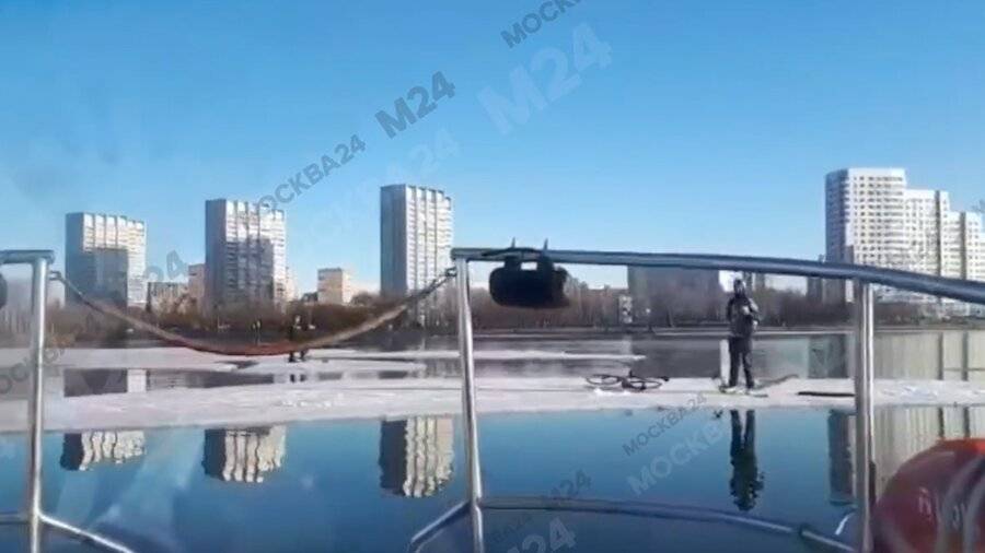 На Москве-реке спасатели сняли двух велосипедистов с отколовшейся льдины