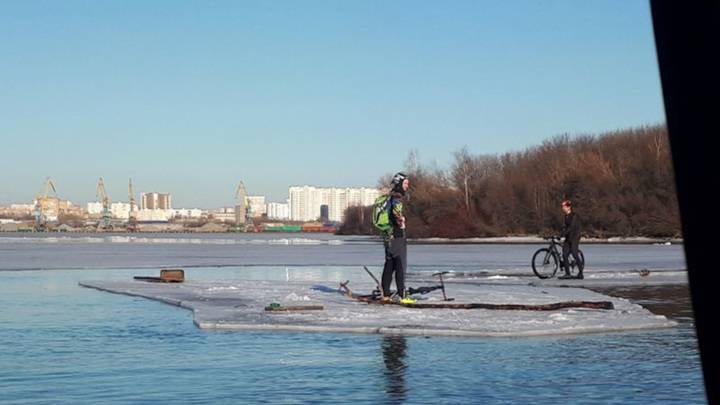 На Москве-реке с отколовшейся льдины сняли двух велосипедистов