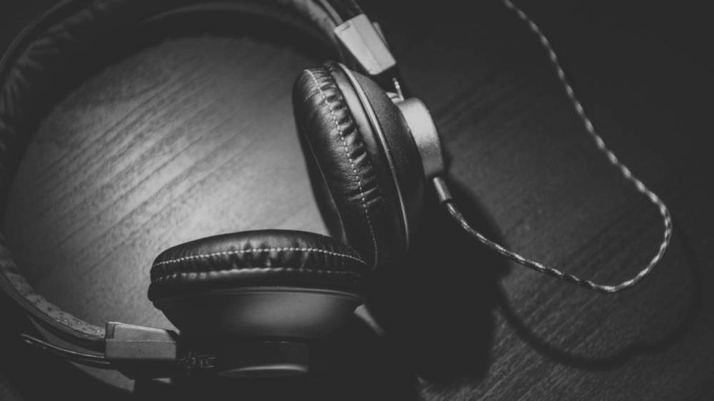Врач Крюков предостерег от прослушивания музыки через наушники в метро