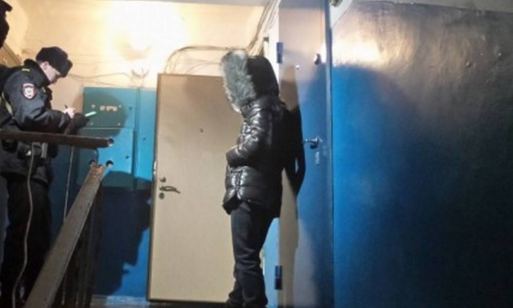 Мертвую женщину нашли в квартире в Петрозаводске: сын не успел ее спасти