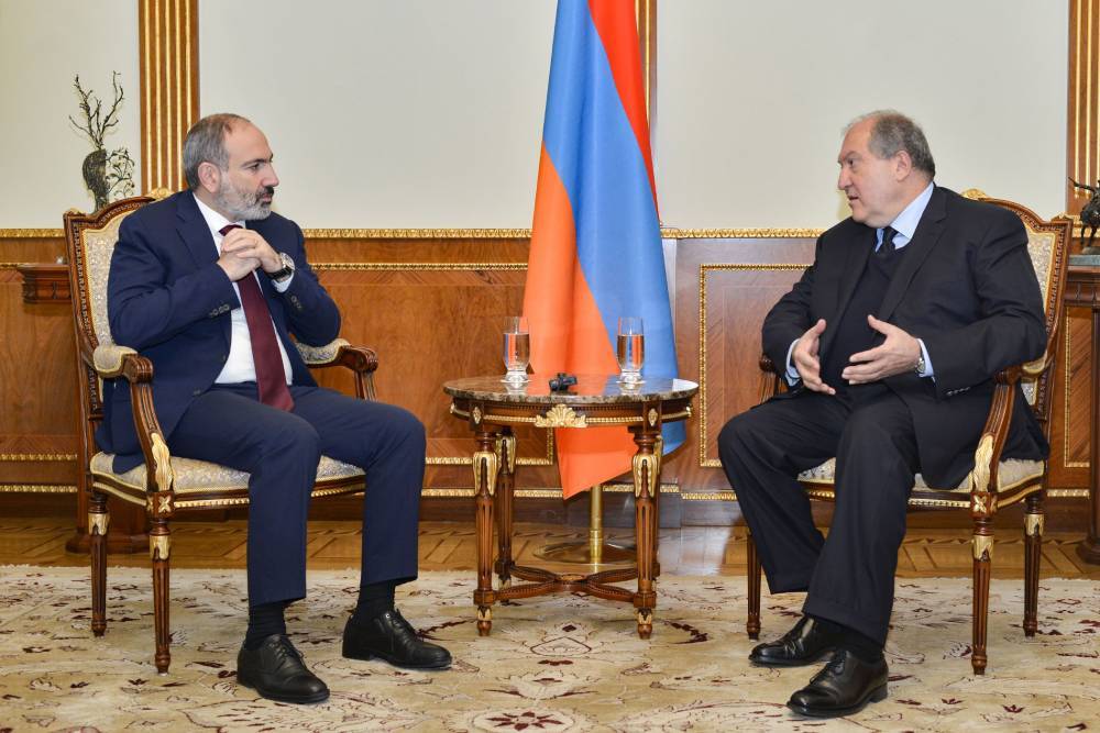 СМИ: президент Армении поставил Пашиняна перед серьезным выбором