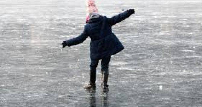 Трагедия в Алчевске. Две школьницы провалились под лед. Спасти удалось только одну
