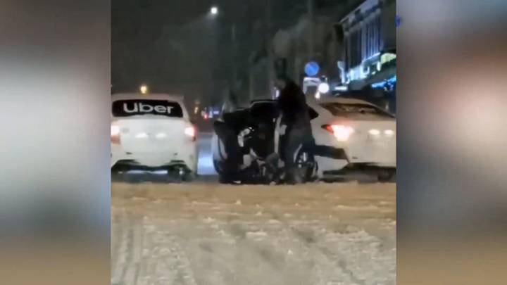 Новости на "России 24". Избиение пассажира таксистами в Уфе попало на видео