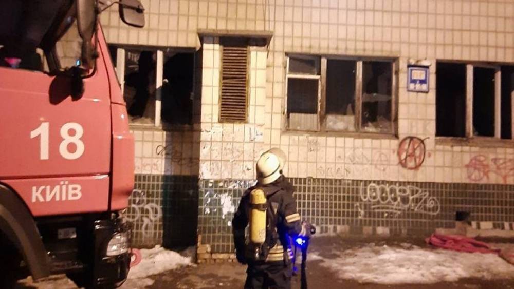 В Киеве пожарные спасли 3 человек, но нашли тело мужчины