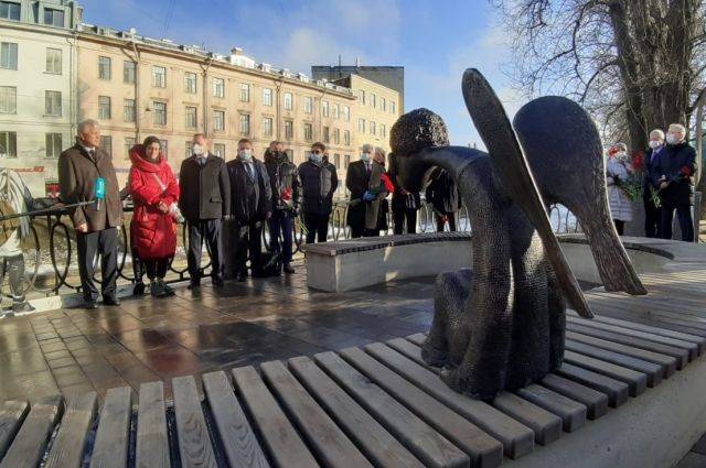 В Петербурге открыли мемориал в память об умерших во время пандемии медиках