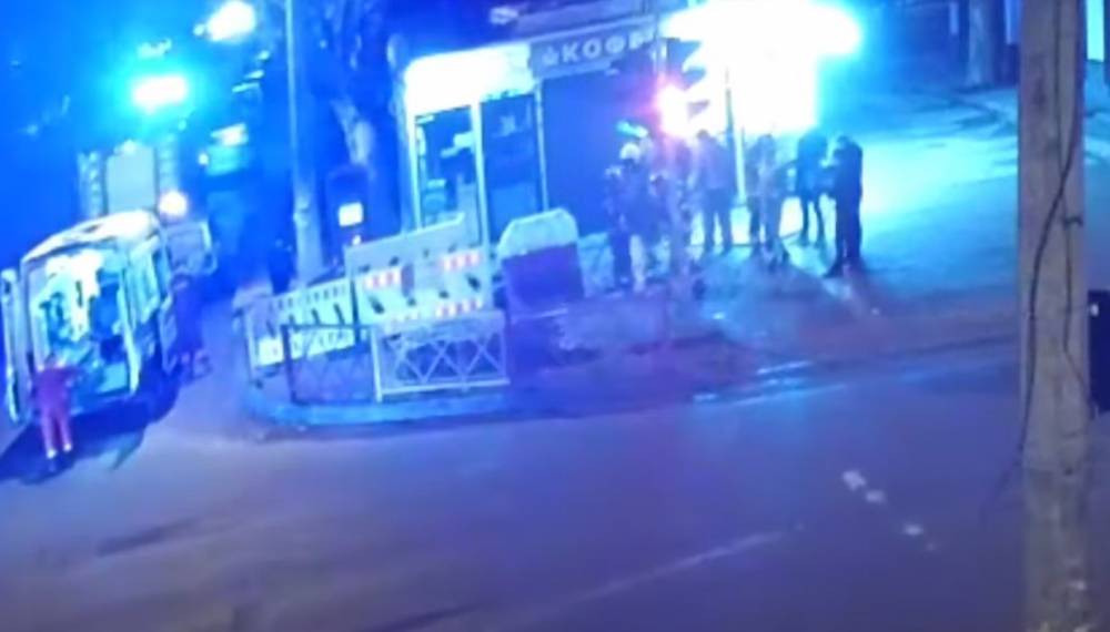 Одессита "притянуло" в огороженную яму на тротуаре, сбежались люди: момент попал на видео