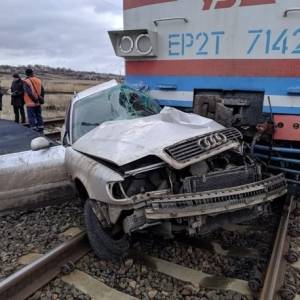 В Донецкой области поезд протаранил легковушку: водитель авто погиб. Фото
