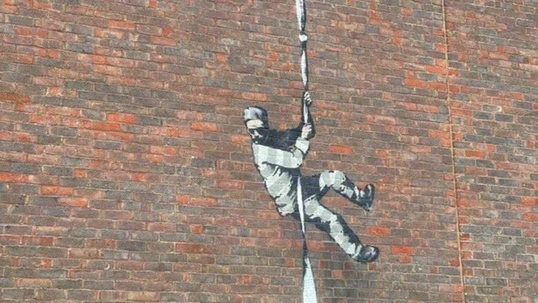На стене бывшей тюрьмы в Британии появилось предполагаемое граффити Бэнкси