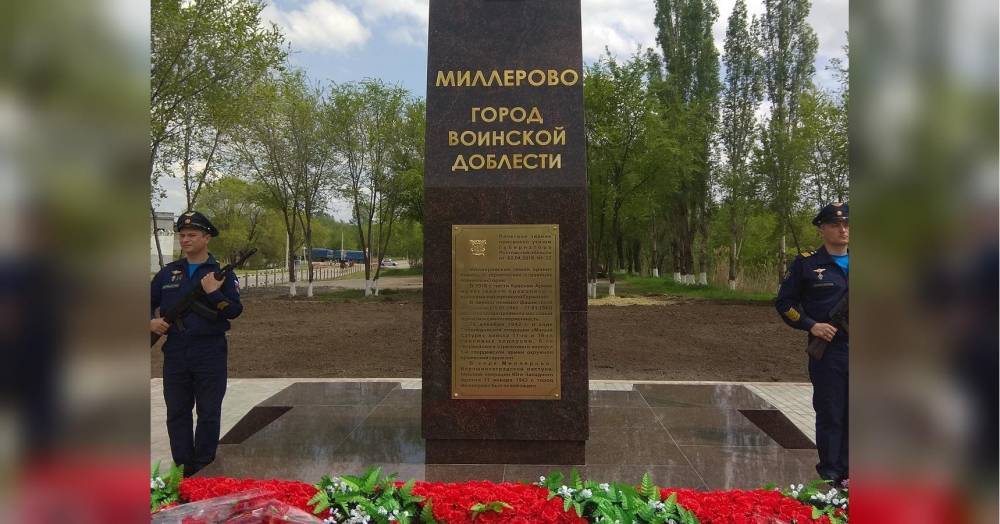 В России разваливающийся памятник героям «починили» скотчем