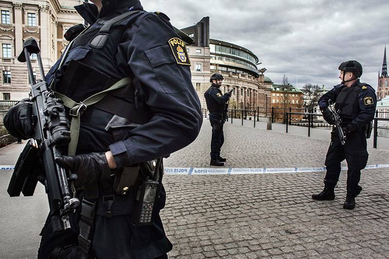 Неизвестный ранил ножом восемь человек в Швеции