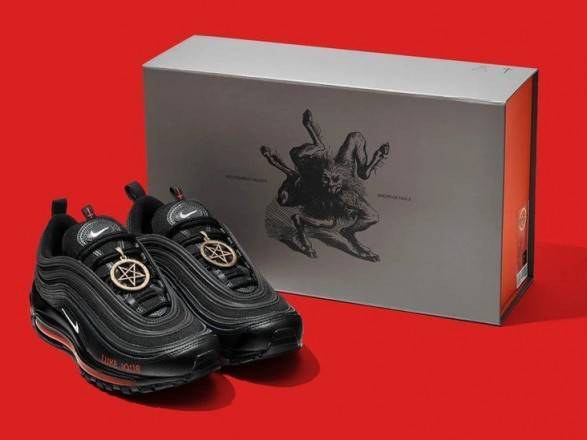 Nike подает в суд на компанию, которая изготовила “Сатанистскую обувь” с каплей крови